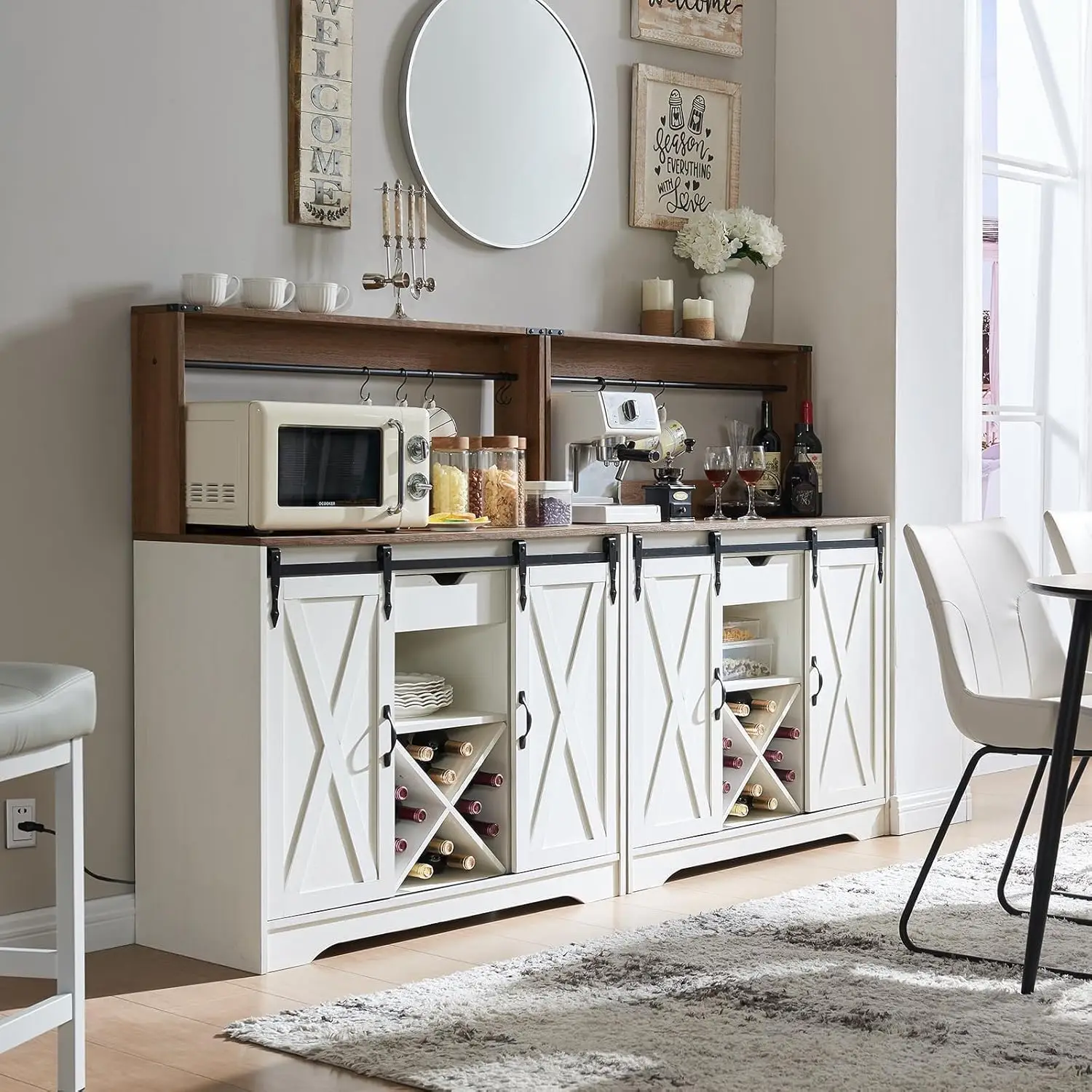 خزانة بار القهوة في المزرعة مع محطة شحن، باب الحظيرة المنزلقة، حقيبة مطبخ بيضاء مقاس 43 بوصة #4