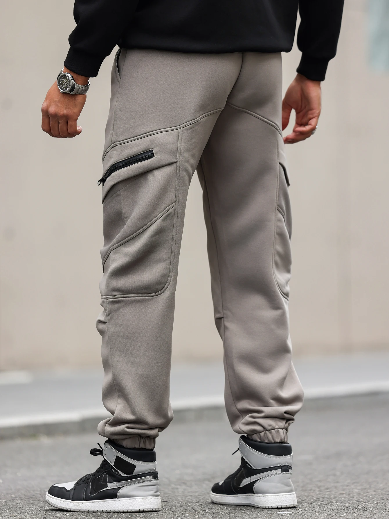 Men's and women's jogger pants with tapered cuffs, irregular pockets, zipper design, loose fit, casual sportswear, street style,
