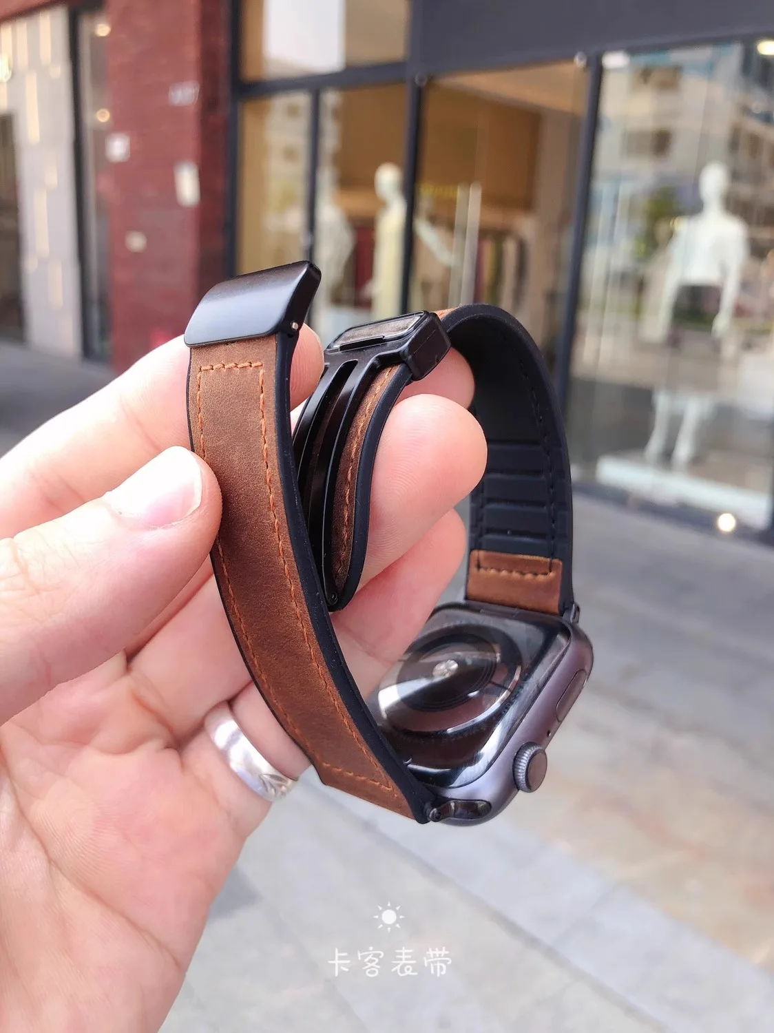 

Kakeband Crazy Horse leather is suitable for iwatch strap s987654 band genuine leather silicone titanium magnetic buckle ultra