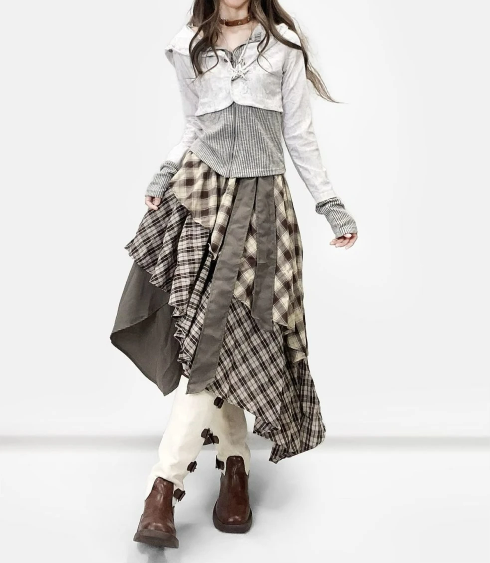 Gonna a trapezio a media lunghezza al ginocchio, a balze, con orlo a balze e patchwork a quadri marroni retrò