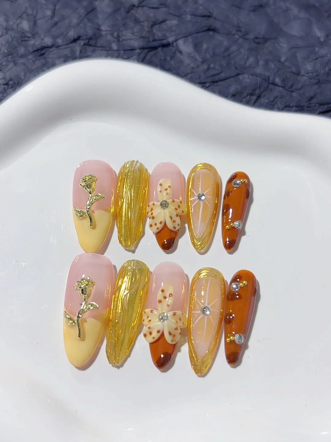 

Gold Inlaid Flower High-End Nail Art Fashion Manicure (D284)