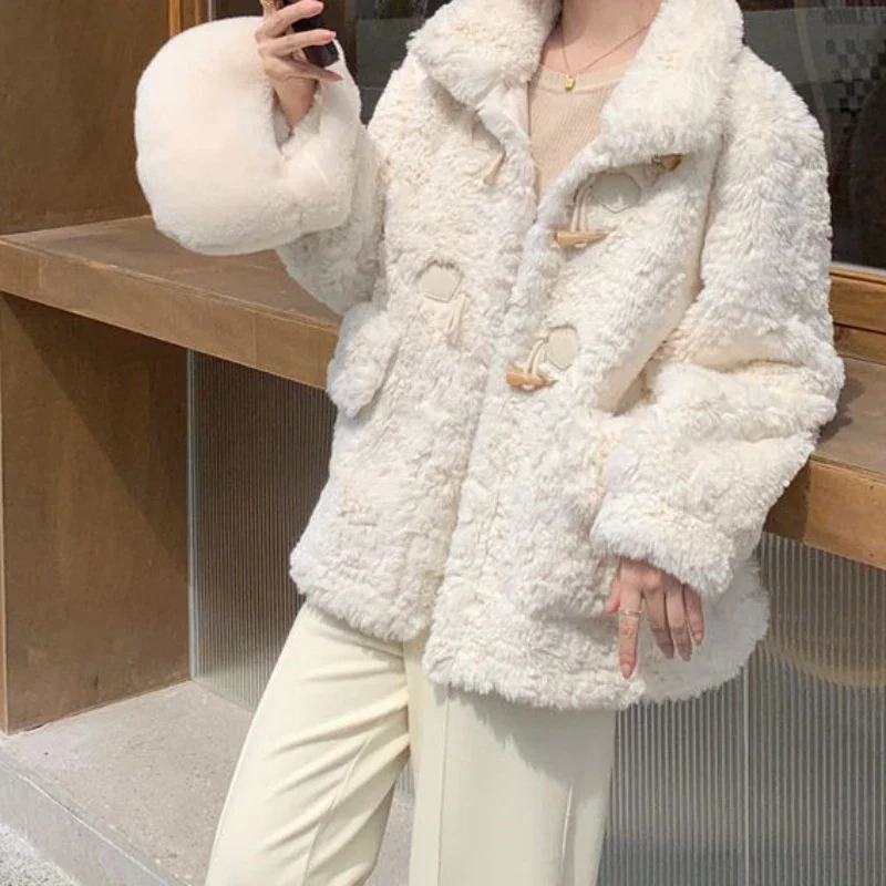Damski płaszcz z imitacji futra królika na zimę 2025, luźny, z klamrą w kształcie rogu, z wełny jagnięcej, imitacja futra.
