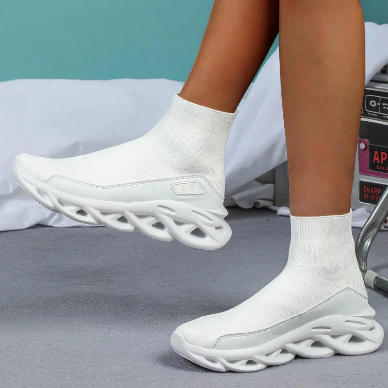 

Trendy Breathable Knitted Casual Sports Shoes For Women Fashionable Couple Style EVA Sole Flat Height Shoes Easy To Wear