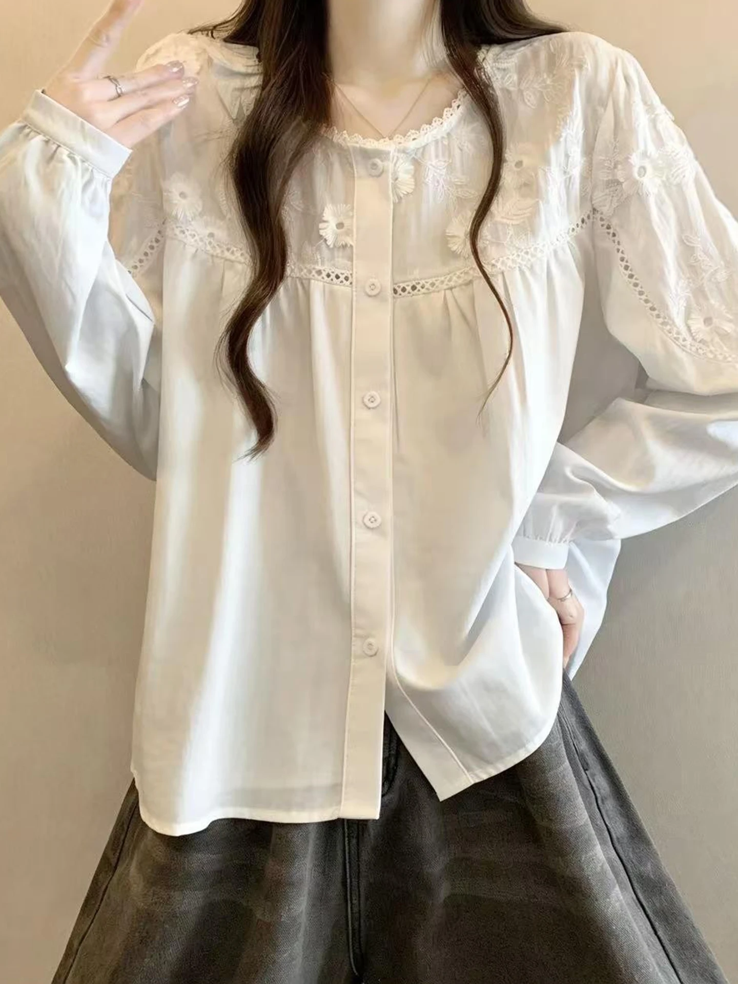 

Корейская блузка с вышивкой и кружевной отделкой, белая, для ранней весны, больших размеров, красивая, уникальная, женская, повседневная, модная, с длинным рукавом