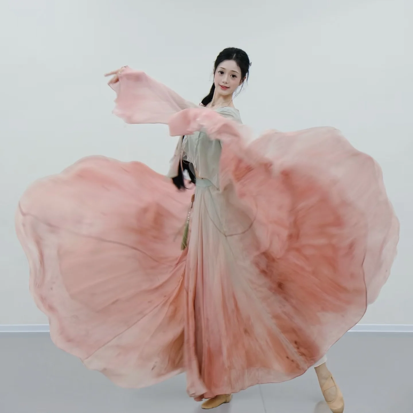 

Костюм для классических танцев 720 Deee Wide Skirt Set High End: наряд для выступлений с элементами цветов сучжоуской хризантемы и цветущего лотоса