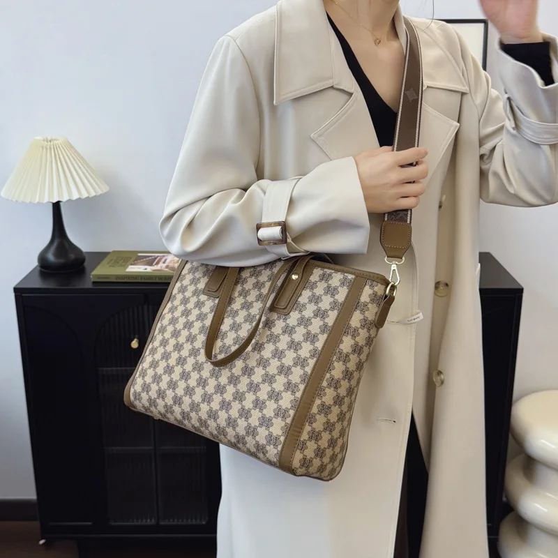 

New in 2025: Retro Style Women's Big Capacity Printed Handbag. Simple Shoulder Design, Premium Texture Guaranteed