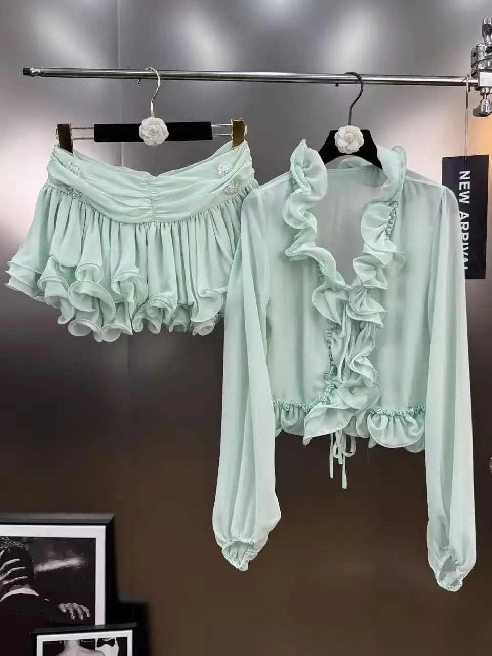 

Сексуальный топ с v-образным вырезом и оборками, мини-юбка, комплекты из двух предметов для женщин, модный наряд для ночного клуба, вечеринки, пляжные костюмы на день рождения, новинка