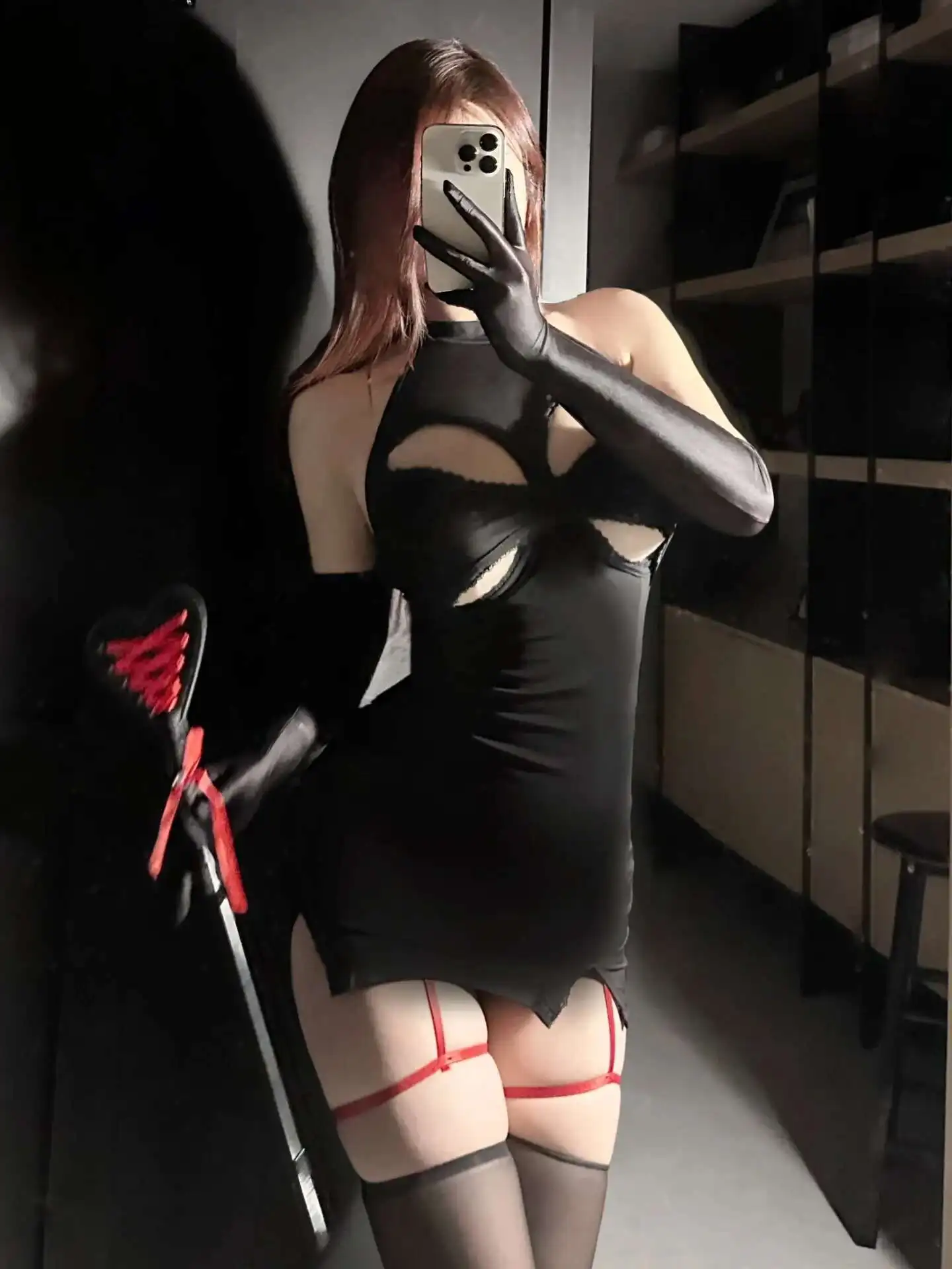 تصميم تنورة مجوفة مثيرة برقبة معلقة تتميز بفستان نحيف أنيق بخصر عالٍ فستان نسائي قصير موضة 2025 ZVT8