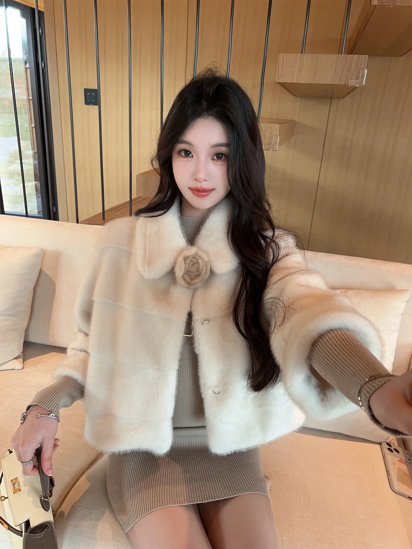 

Eco-Friendly ort Fur Coat Women's Winter Faion Simulated Mink Leather Jaet with Brooch Casual Sle Loose Fit Long Sve