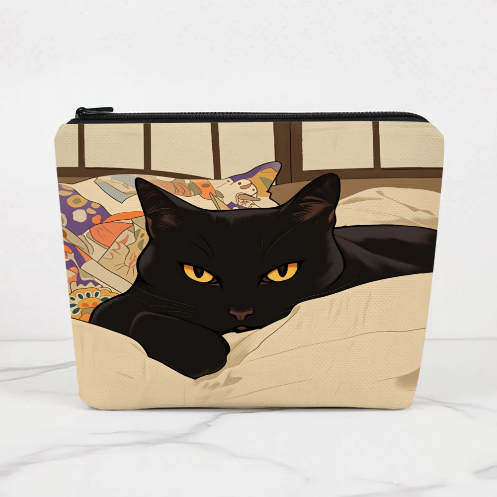 

Косметички с рисунком черной кошки на кровати для девочек, косметичка, сумка для туалетных принадлежностей, пенал, сумка для хранения в путешествиях