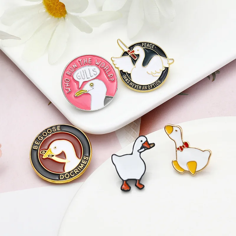 Broches engraçados do ganso branco, Emblemas do esmalte, Pato gordo dos desenhos animados com faca, Mochila, Chapéu, Camisa, Alfinete de lapela para criança