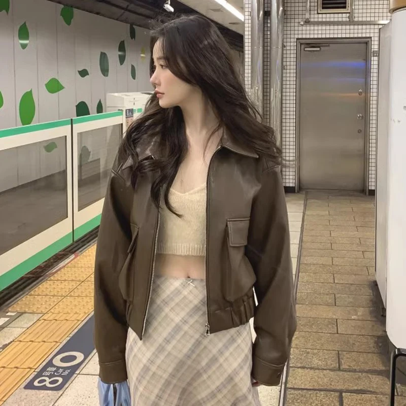 เสื้อโค้ทหนังสไตล์เรโทรชิค รุ่นใหม่สำหรับฤดูใบไม้ผลิ ทรงหลวม ซิปหน้า ปกพับได้ สไตล์ลำลองสำหรับผู้หญิง ดีไซน์สวยงาม