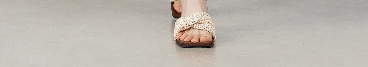 SENTUBILA Eleganter Satin-Plissee-Midirock für Damen, Sommer 2026, elastische Taille, glänzende Textur, fließender Rock für den Alltag 162QG6653 – Detail 2