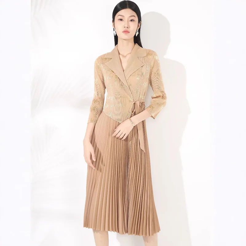 Miyake moda trendy primavera elegante retrò abito dimagrante e dimagrante colletto stampato a caldo abito a pieghe con ciondolo grande [ 20252081