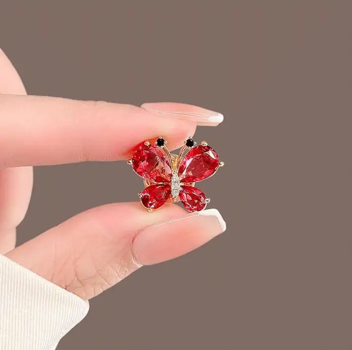 Cute animal crystal red butterfly small brooch, female design sense, niche pin, anti glare collar pin, suit accessory