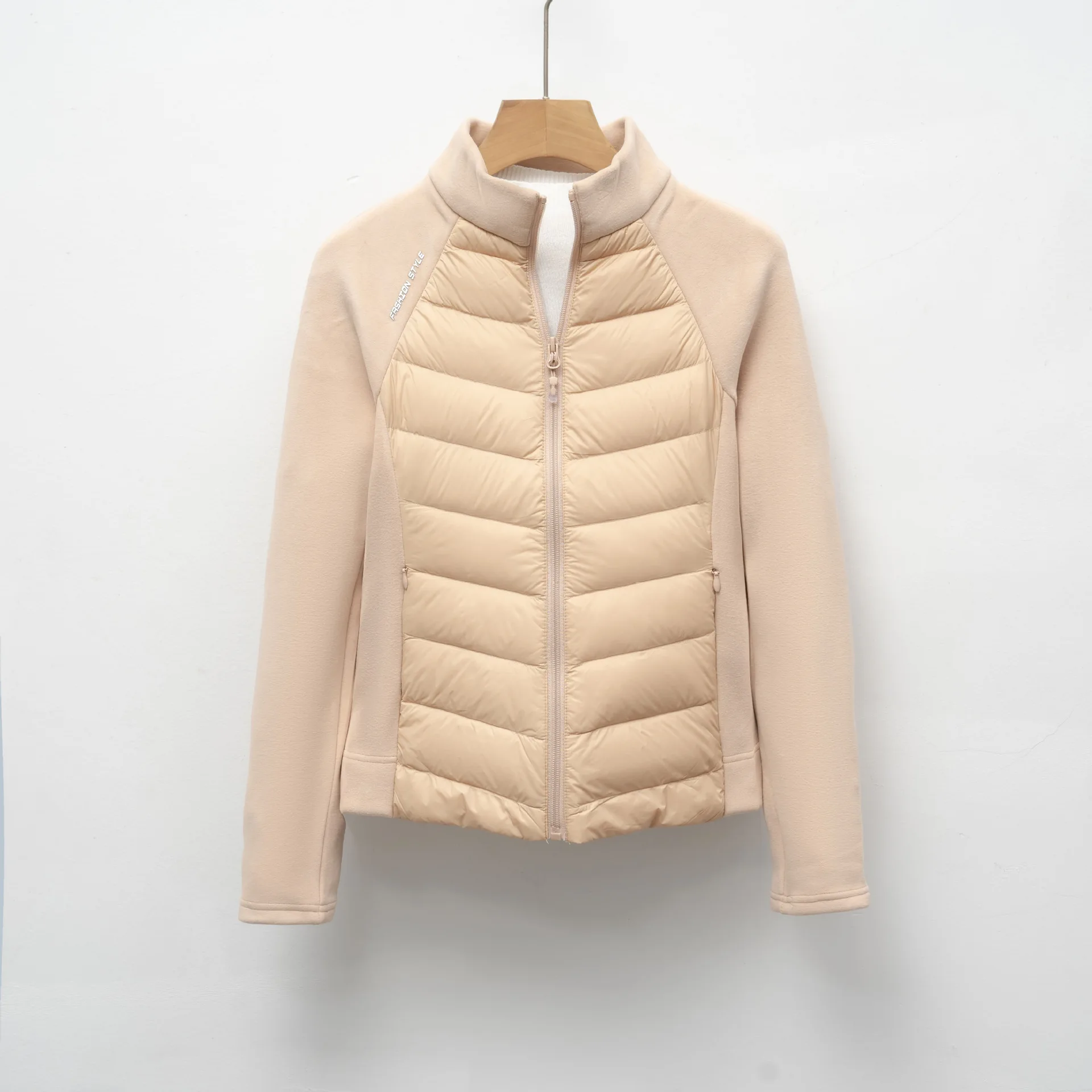 ألواح مستوحاة من اليوغا وقص أنيق على الطراز النشط. هذا منتفخ ذو ياقة واقفة خفيف الوزن مع تعبئة 90% معك.