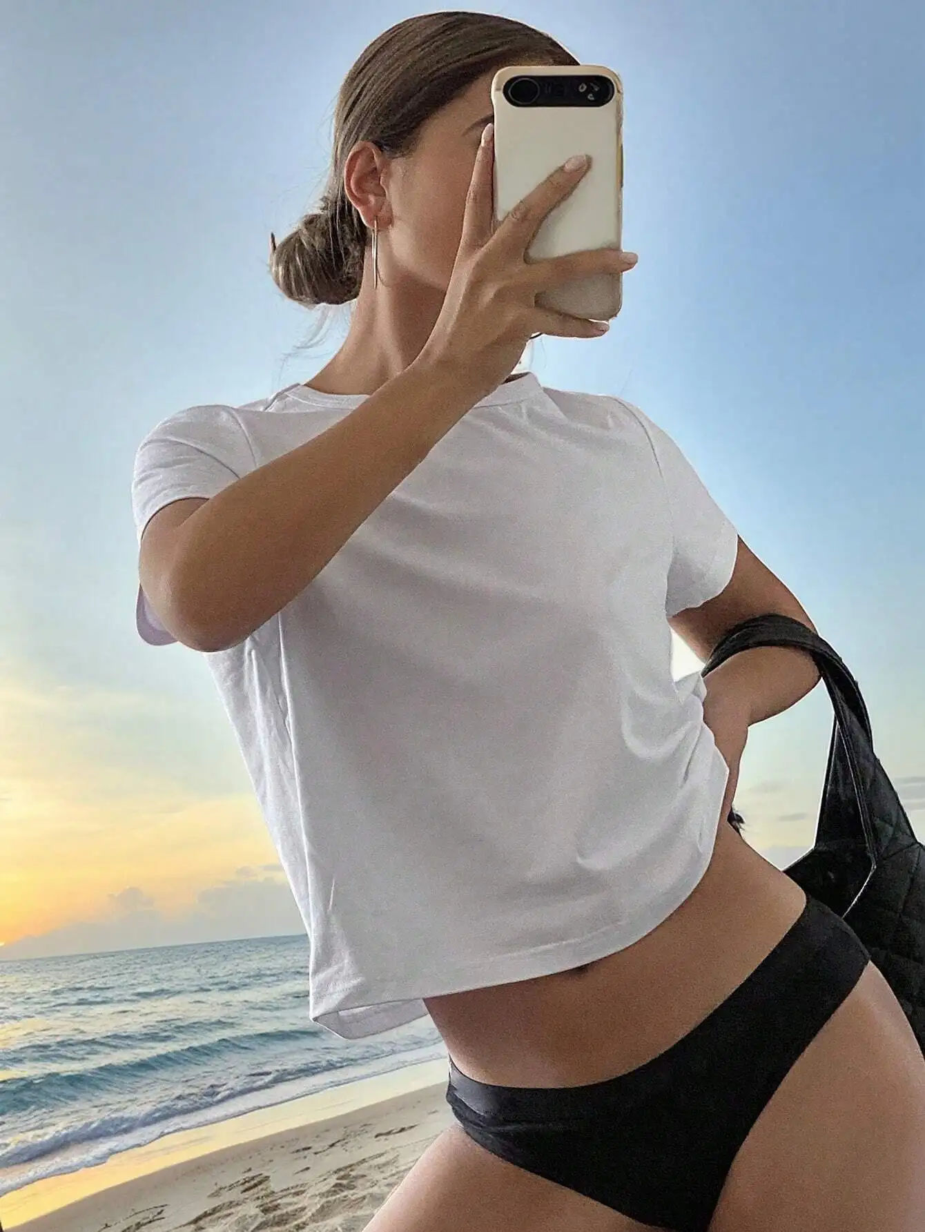 

Women's White Short Sleeve Crop T-Shirt, Slim Fit Crew Neck Summer Top for Beach & Casual Wear