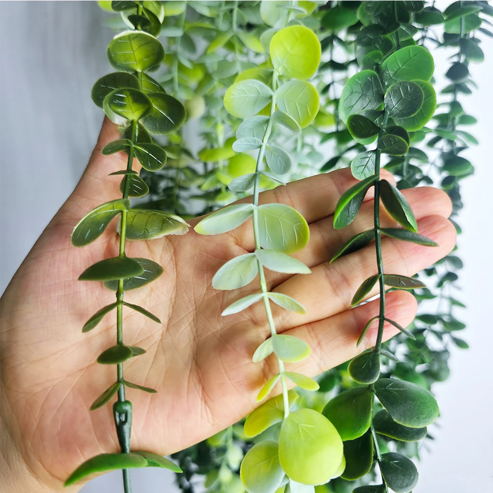 نبات الأوكالبتوس الاصطناعي المعلق مع لون متدرج يترك في وعاء محاكاة زائدة النبات لديكور المنزل الداخلي والخارجي