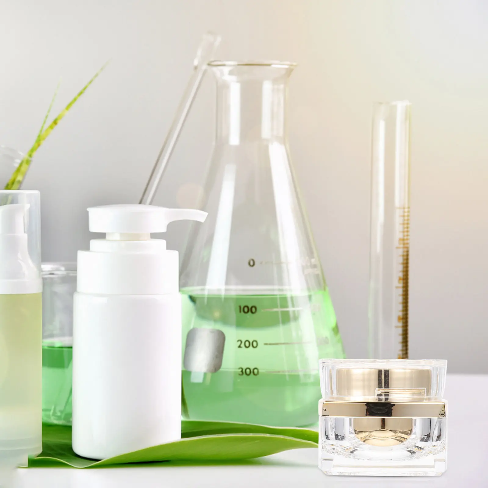 

1Pcs Reusable Cream Bottle Small Storage Container for Lotion Eye Shadow Face Cream Durable Acrylic Golden