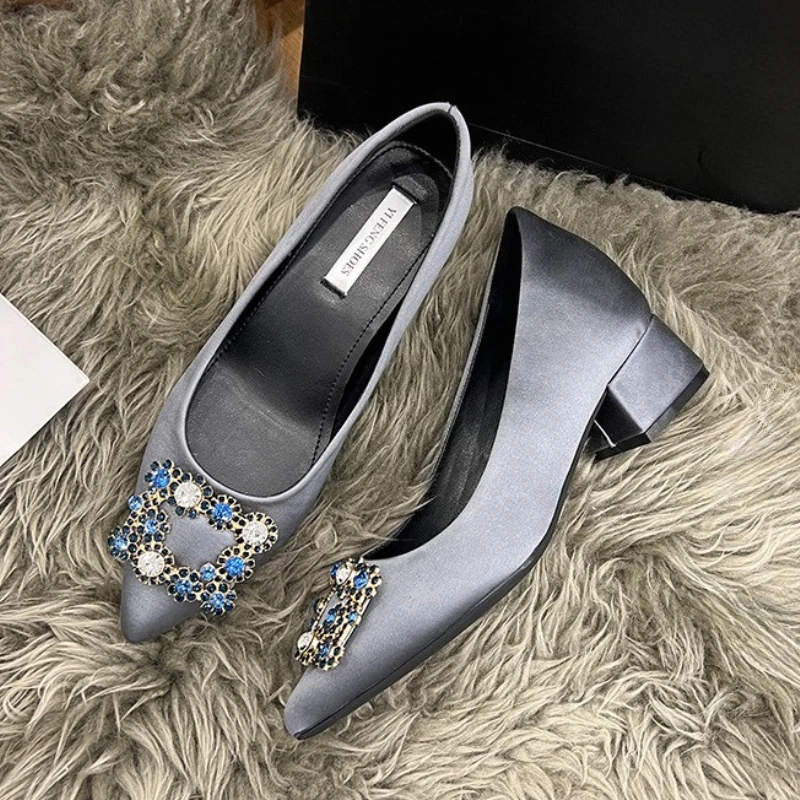 

Luxury Square Rhinestones Design Block Heel Sandals Women Elegant Satin Pointed Toe Wedding Bride Shoes Fashion Office Pumps