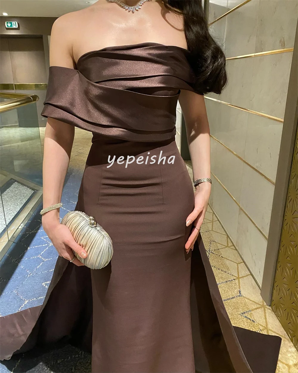 ชุดเดรสยาวแบบเรียบง่ายแบบเป็นทางการแบบจีบตรงแบบเปิดไหล่ ชุดเดรสสำหรับโอกาสพิเศษ คุณภาพสูงที่ประณีต