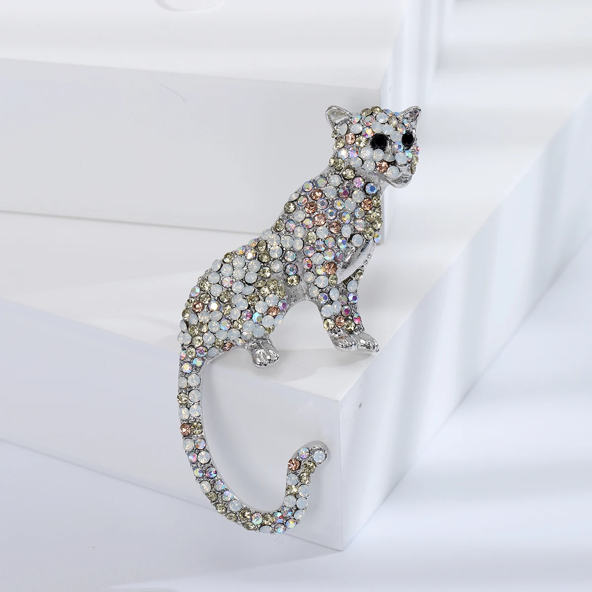 2023 New European and American trendy retro rhinestone cheetah brooch suit accessories fashion clothing accessories