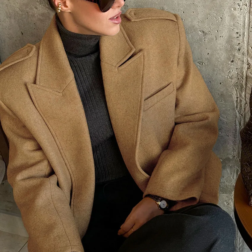 سترة صوفية صغيرة دافئة راقية جديدة للخريف والشتاء تصميم نسائي موضة 2025 للتنقل عبر الحدود