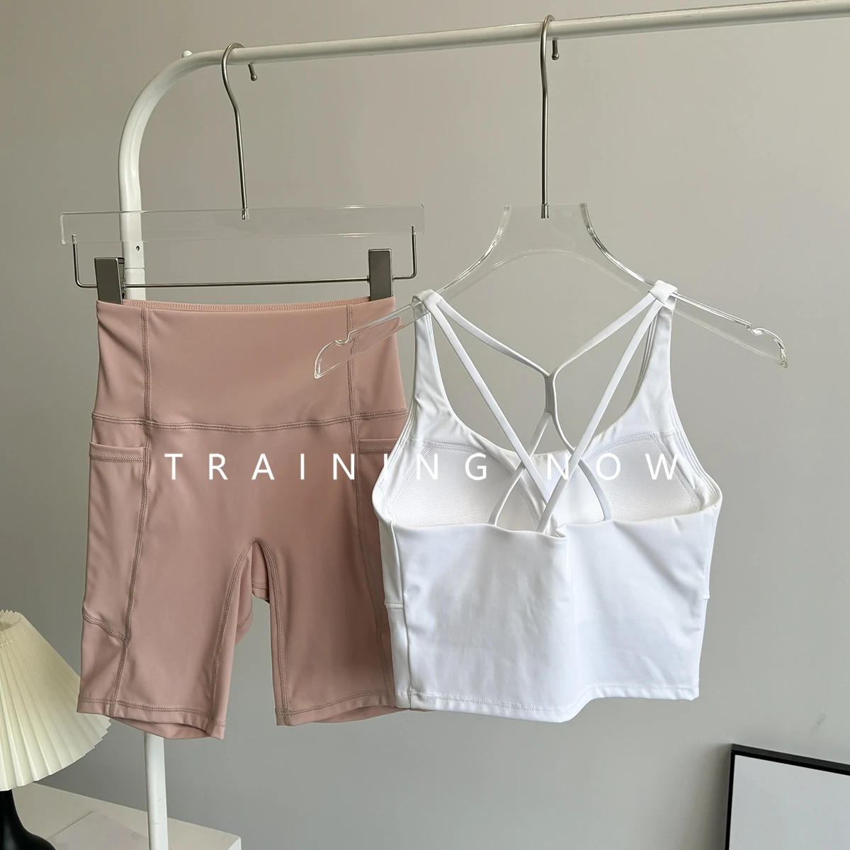 

Костюм для йоги, женский модный красивый ремешок на спине, фиксированная нагрудная подушка, спортивный жилет с высокой талией, персиковые брюки с пятью точками подъема бедер