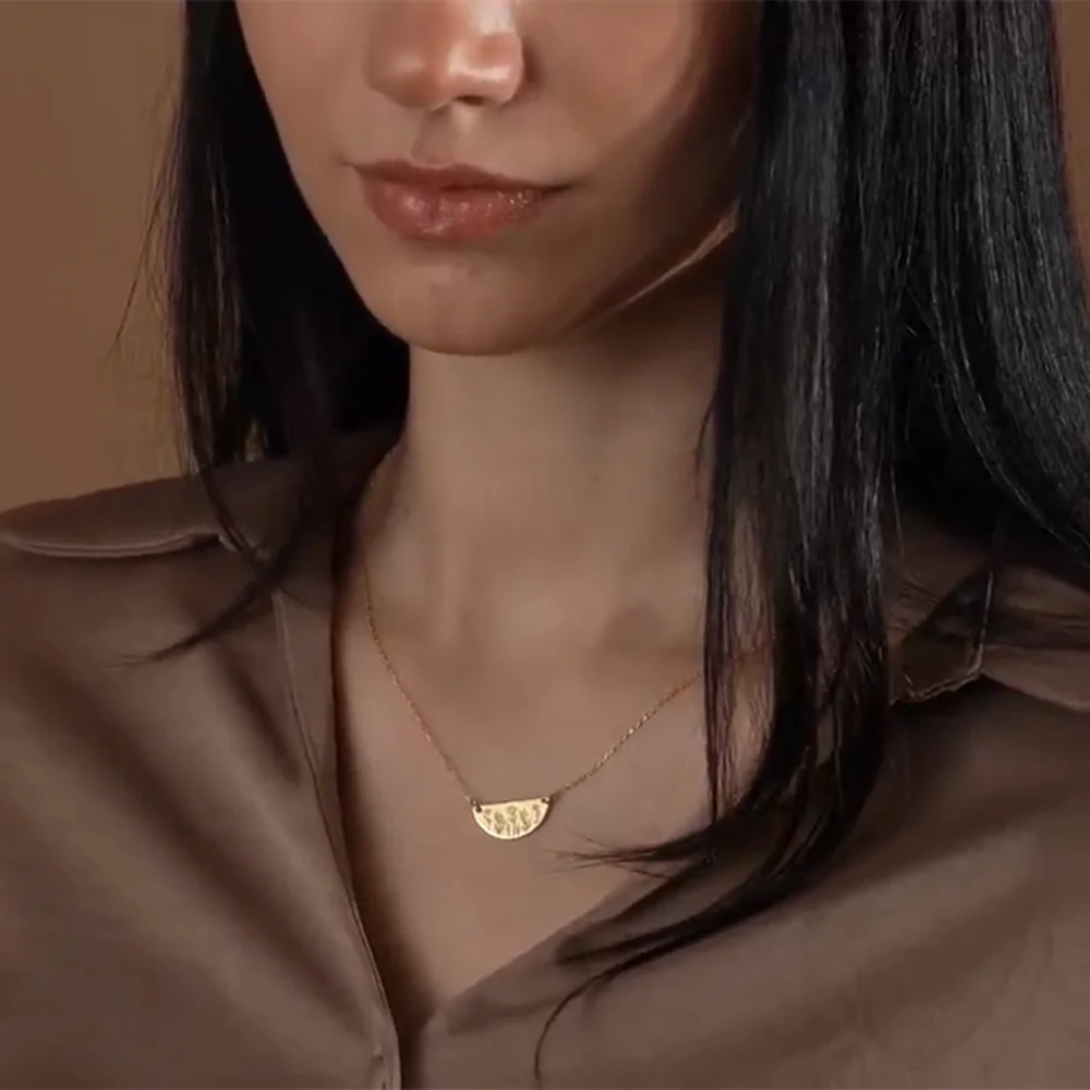 Aangepaste geboorte maand bloem ketting gepersonaliseerde familie sieraden roestvrij staal graveren geboorte bloem kettingen moeder zus cadeau