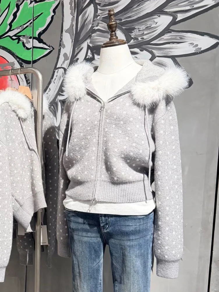 

Новый женский укороченный кардиган-свитер в горошек с жаккардовым узором, капюшоном, меховым воротником, на молнии, с длинными рукавами, в повседневном стиле преппи