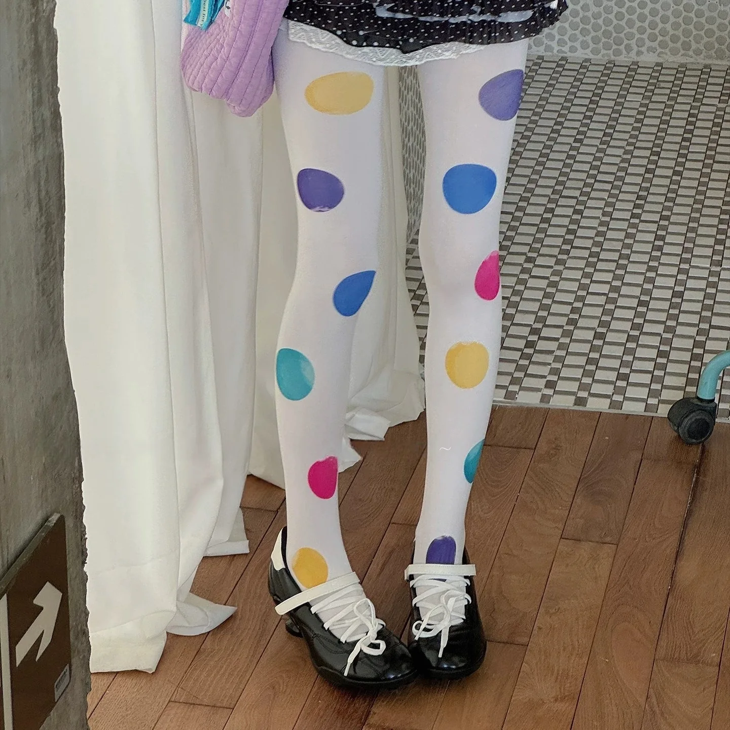 Trend 2027 Style Soft Girl Bunte Strumpfhose mit Großen Punkten auf Weißem Grund Bedruckte Strumpfhose Weiße Farbige Strümpfe Niedliche Strumpfhosen