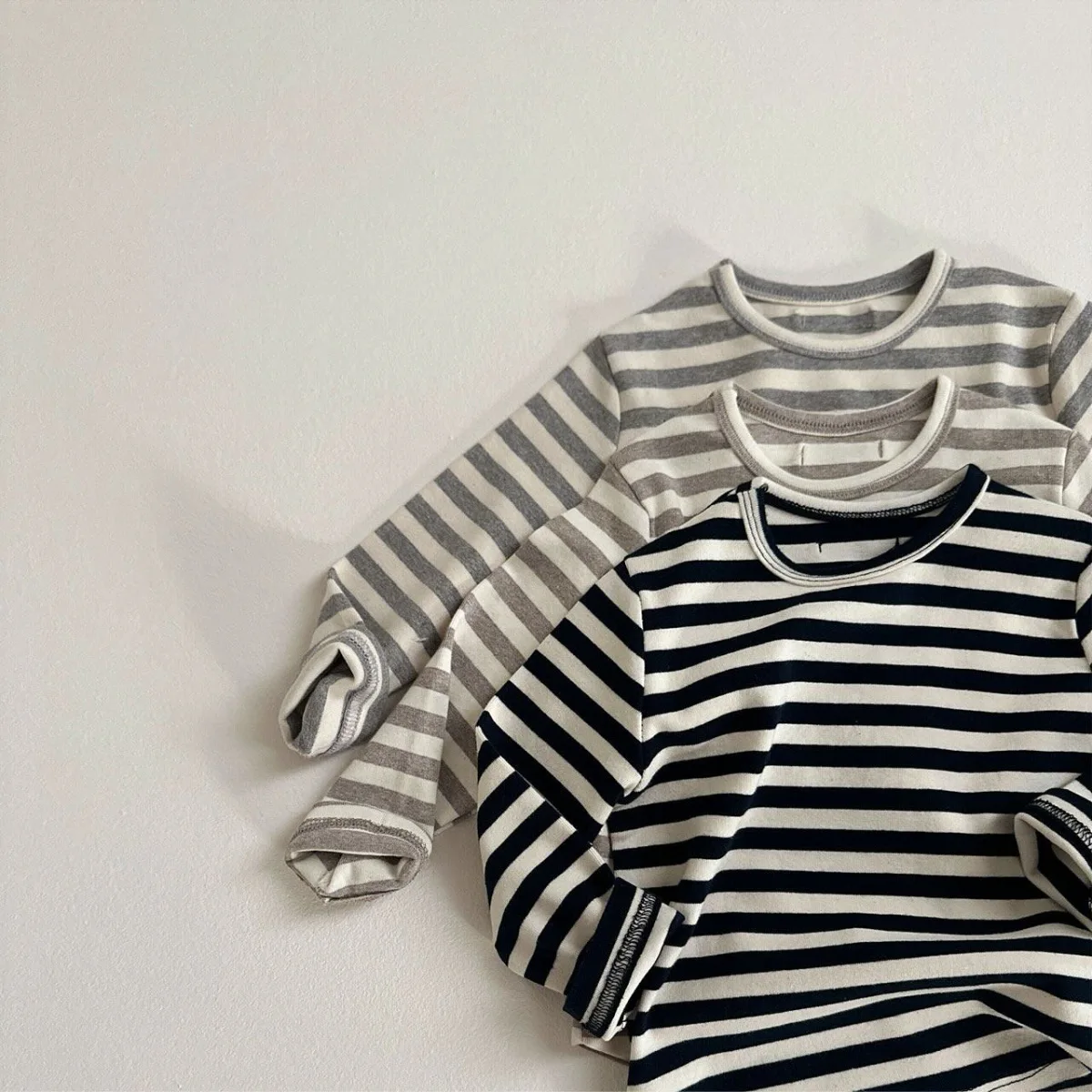 تي شيرت مخطط بأكمام طويلة للأطفال ربيع جديد لعام 2025 تي شيرت غير رسمي للفتيات الرضع تي شيرت للأطفال الصغار ملابس فضفاضة لطيفة للأطفال ملابس أطفال