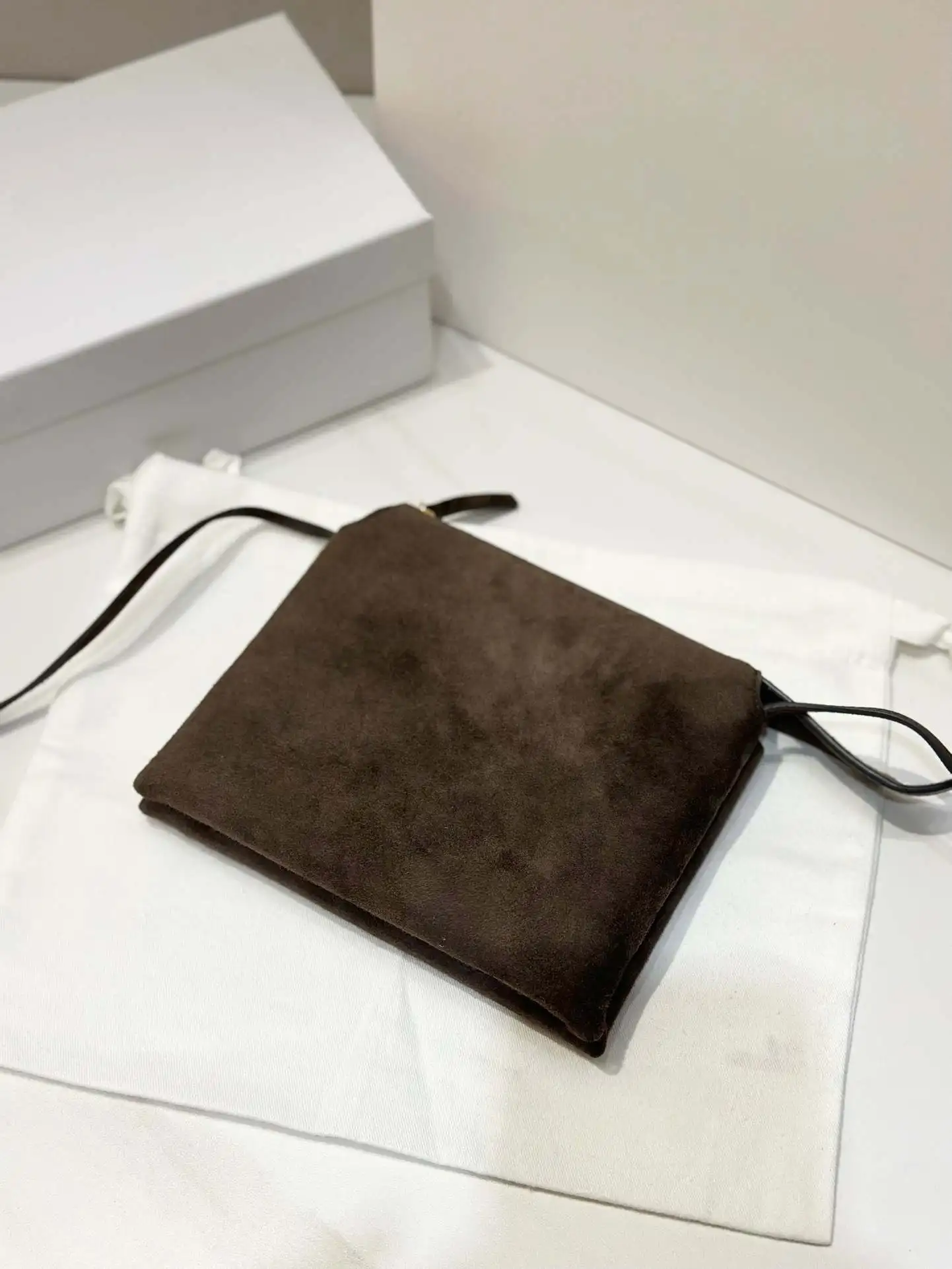 

2025 Минималистичная сумка для мамы и дочки, нишевый дизайн, шикарный кошелек через плечо, женская универсальная замшевая маленькая квадратная сумка