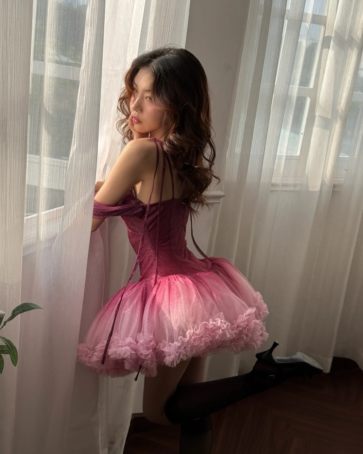 Vestido de Festa Romântico com Glitter e Tule, Decote em V, Rendas em Camadas, Vestidos de Formatura Extra Volumosos