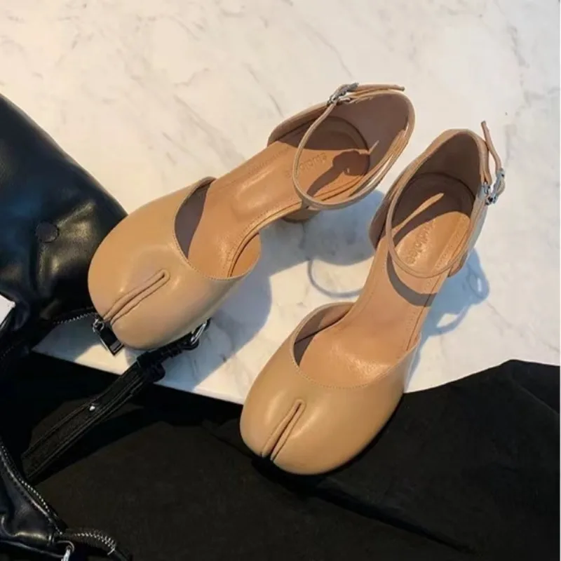 2024 Fashion Tabi Ninja Shoes WomenRound Split Toe Shallow Thick Heel Sandals Single Mid Heel Mary Janes Shoes Female Pumps