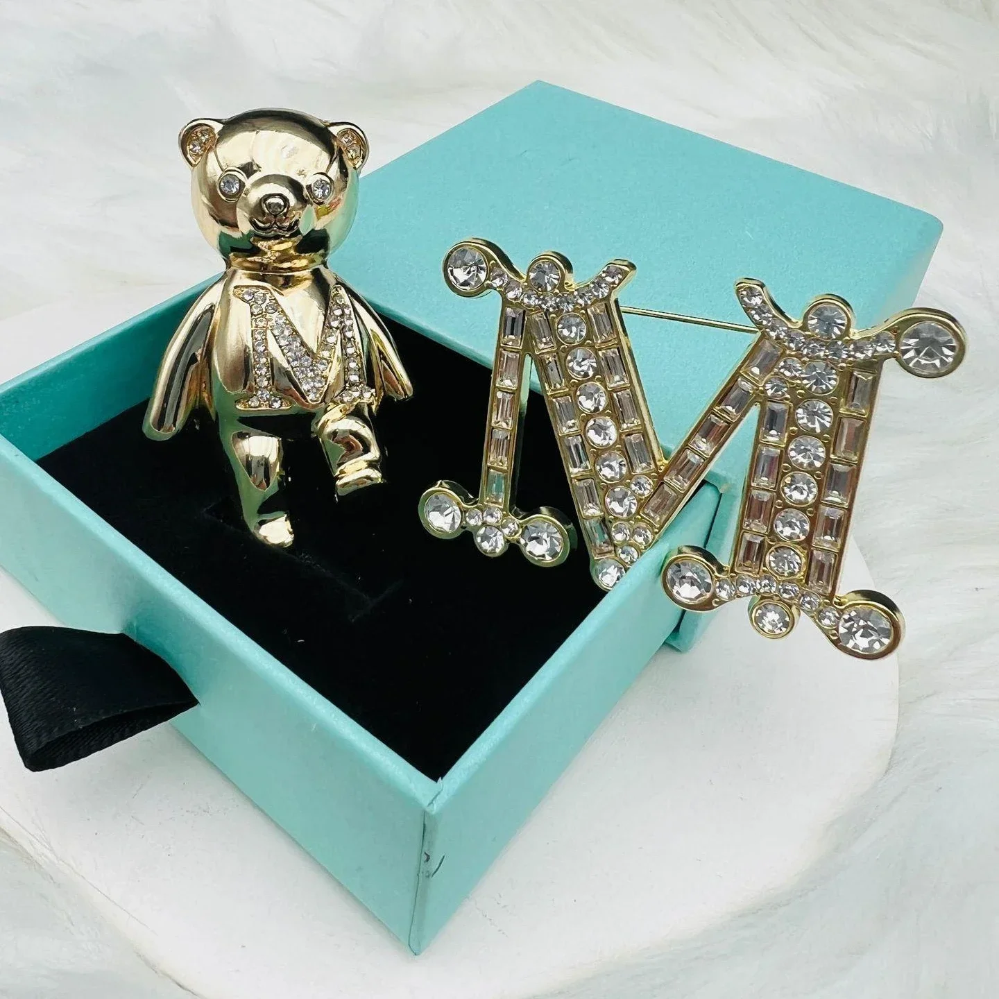 M Letter High-end Luxury Suit Jacket Brooch 2024 New Fashion Teddy Bear Brooch Diamond Mirror Polished