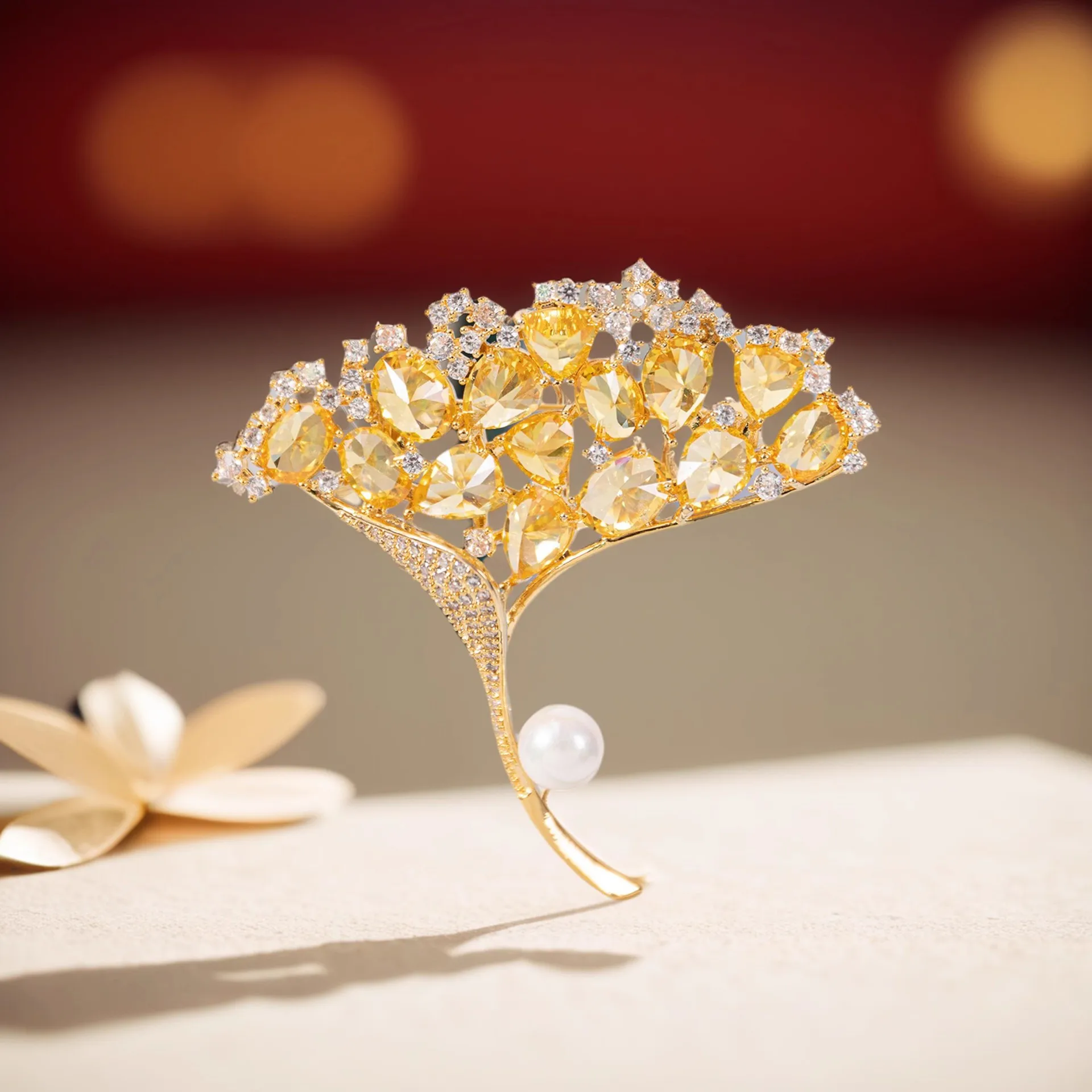 Shiny Golden Fan Shaped Zircon Ginkgo Biloba Leaf Brooches For Women Chic Crystal Plant Pins Jewelry Party Wedding Friends Gift