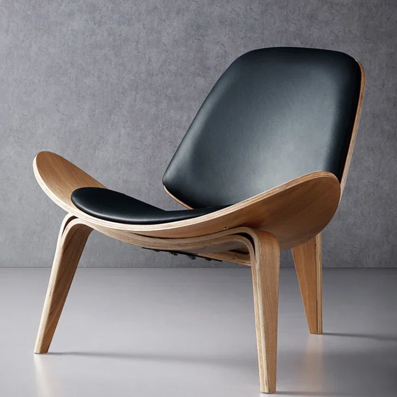 Chaise à trois pieds en bois massif pour salon, siège de loisirs moderne, faux cuir noir, contreplaqué gênant, haute qualité