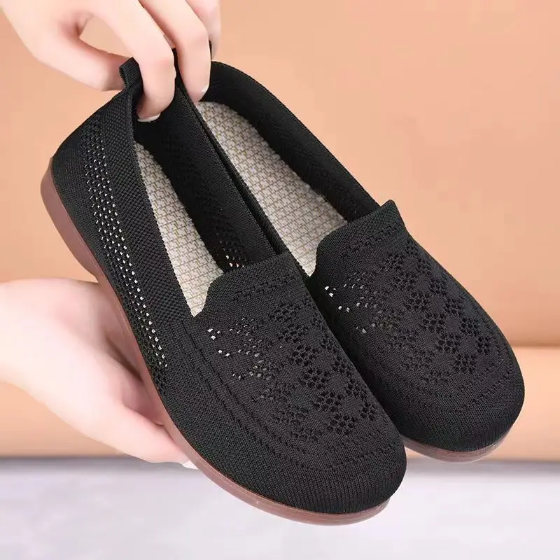 Sepatu kets wanita sepatu jalan musim panas berongga sepatu kasual anti-selip datar Slip On sepatu pantofel bersirkulasi jaring nyaman untuk perjalanan