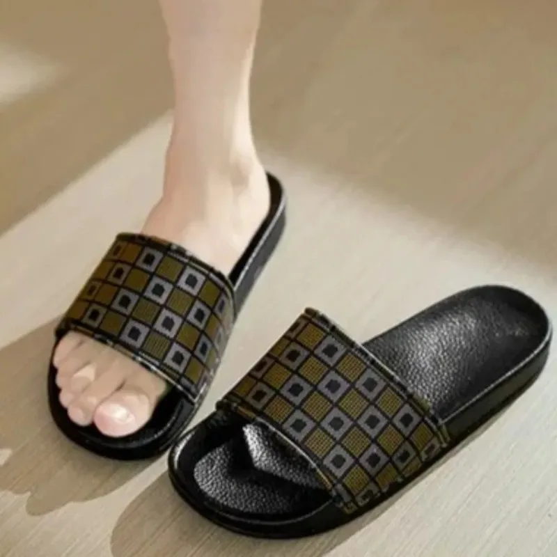 

Новые мужские тапочки с суперлегким клетчатым узором, удобные, на плоском каблуке, дышащие, противоскользящие и быстросохнущие, большие размеры 39-46