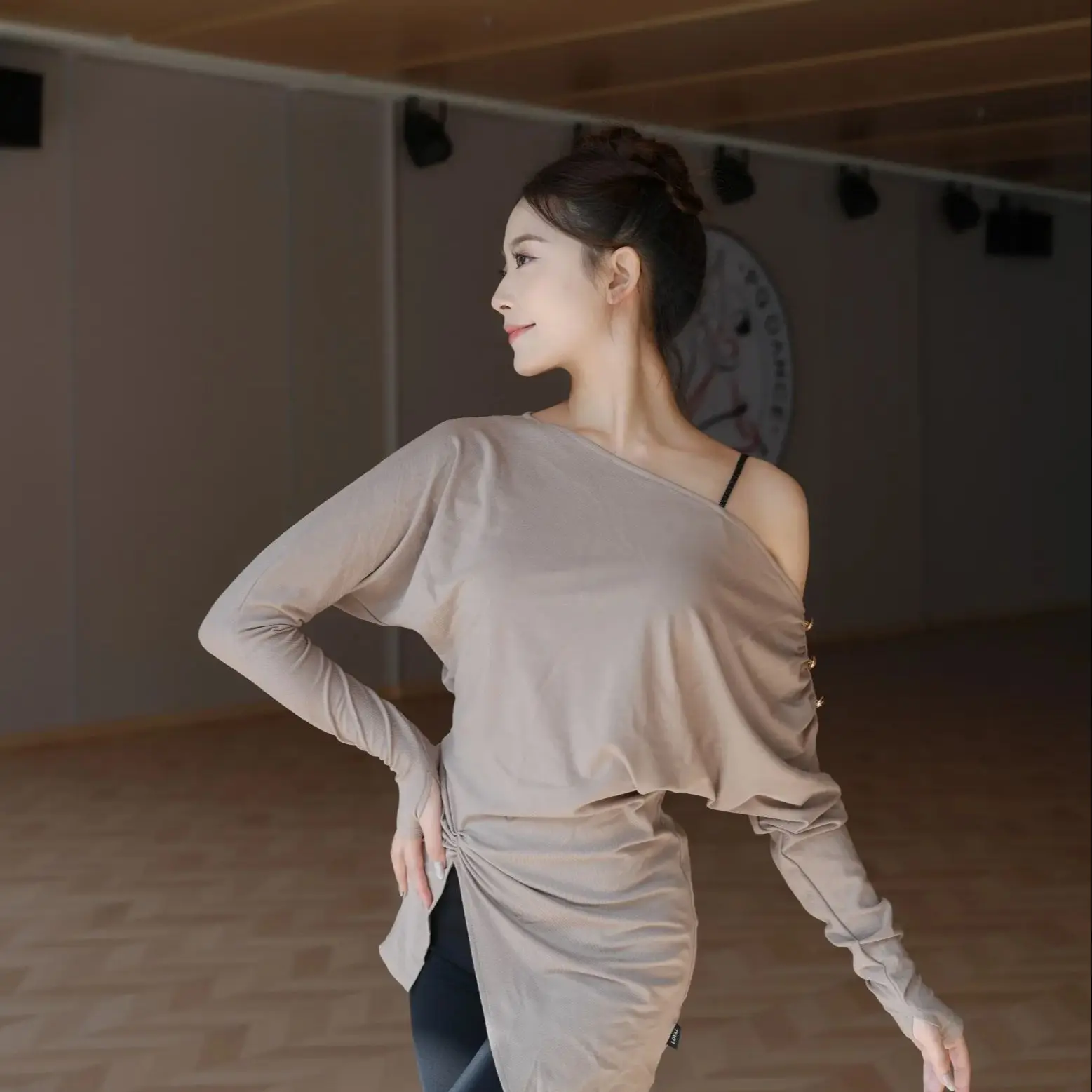 Stroje do tańca latynoamerykańskiego dla kobiet 2025, seksowne bluzki z asymetrycznym dekoltem, siateczkowe, z długim rękawem, odzież do ćwiczeń, ubrania do samby i tańca towarzyskiego DN22211