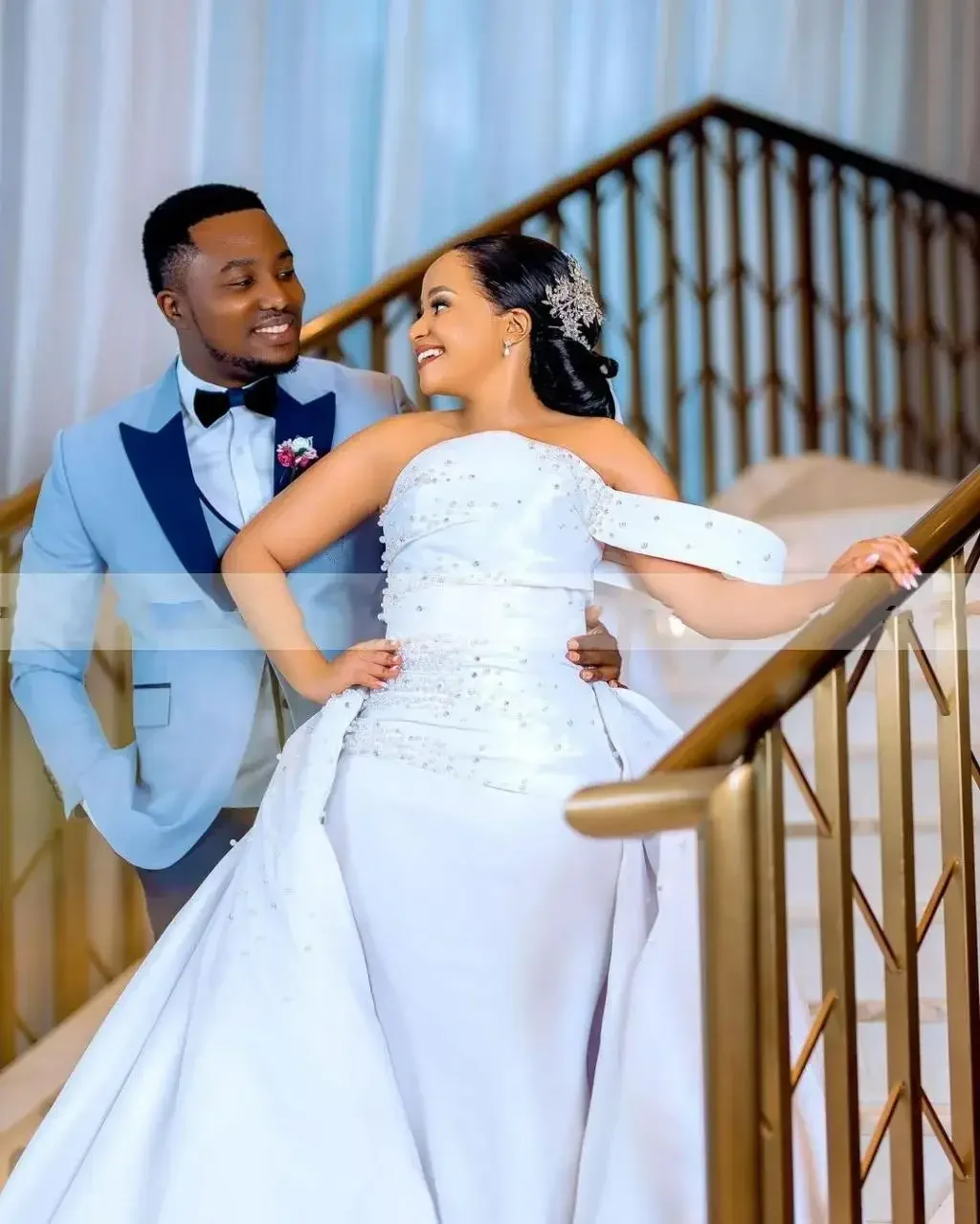 فستان زفاف مخصص بكتف واحد لؤلؤ لامع للعروس 2025 ساتان فيستدوس دي نوفيا زي العرائس مع تنورة قابلة للإزالة