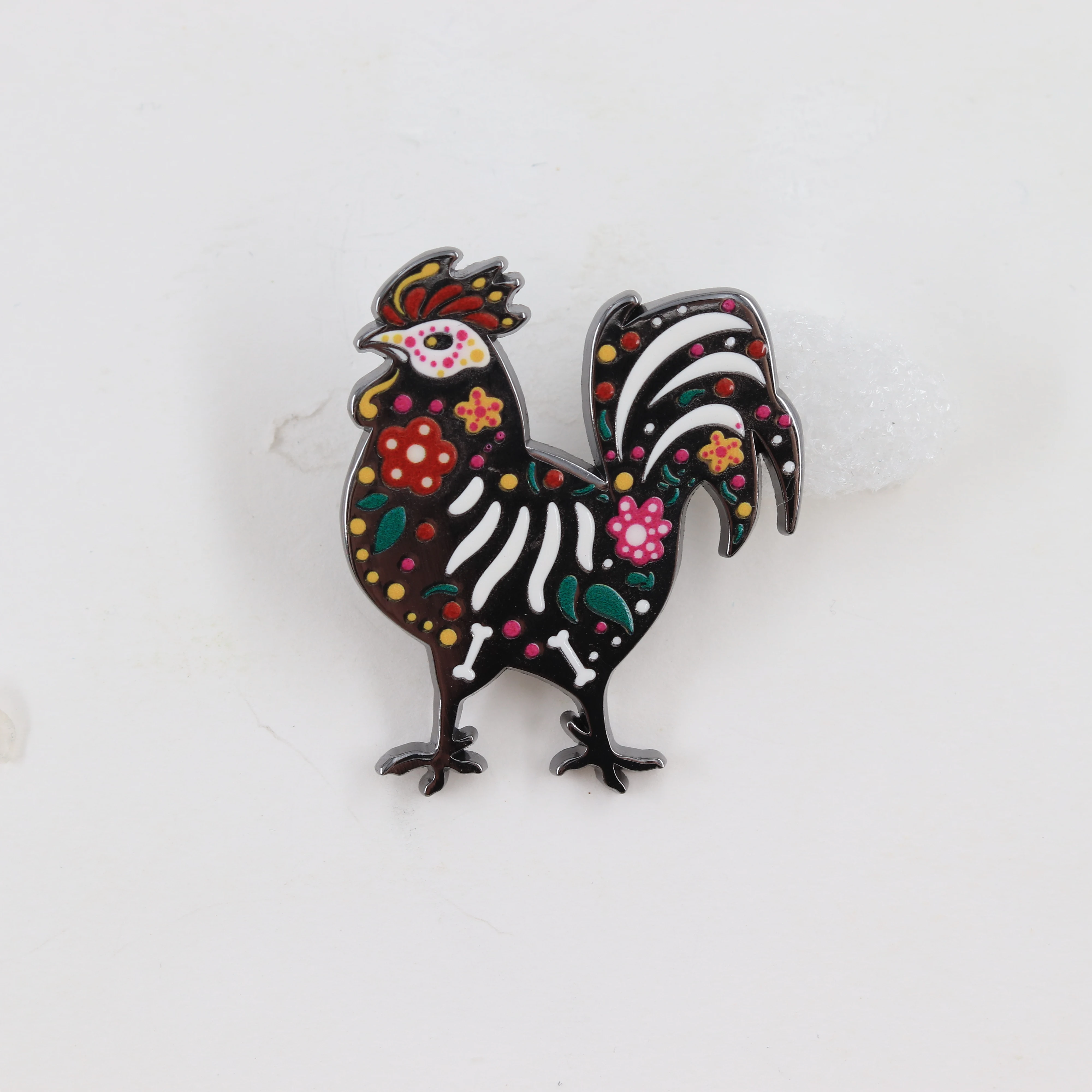 Mexikanischer Tag der Toten Hahn Emaille-Pin Zuckerschädel Hühner-Brosche Skelett-Tier-Abzeichen Blumen-Reversnadeln Halloween Gothic J – Detail 10