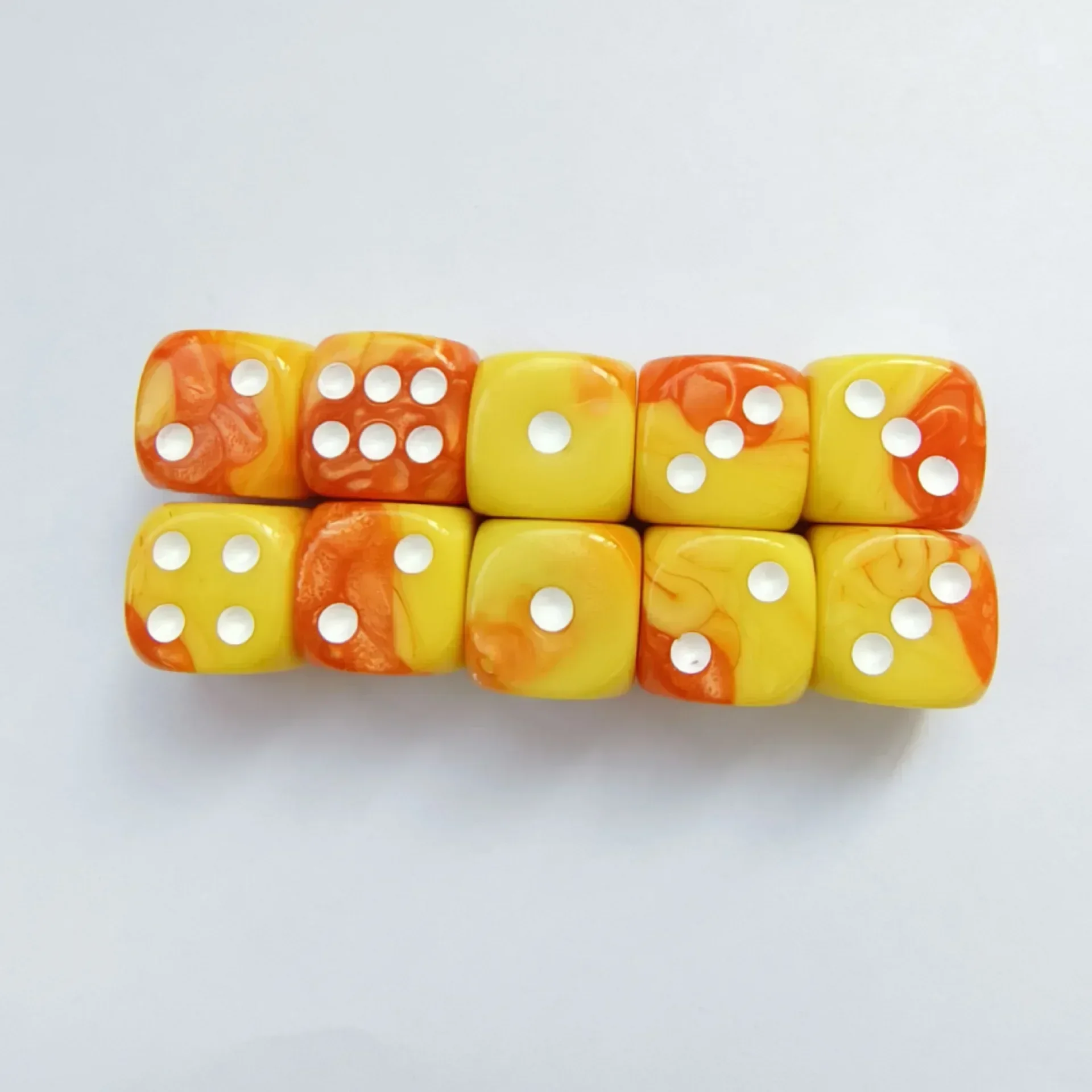 

10 шт./компл. новые 16-миллиметровые двухцветные кости с цифрами, акриловые игральные кости для Dnd Rpg COC Cthulhu Running Team, набор настольных игральных костей Dnd