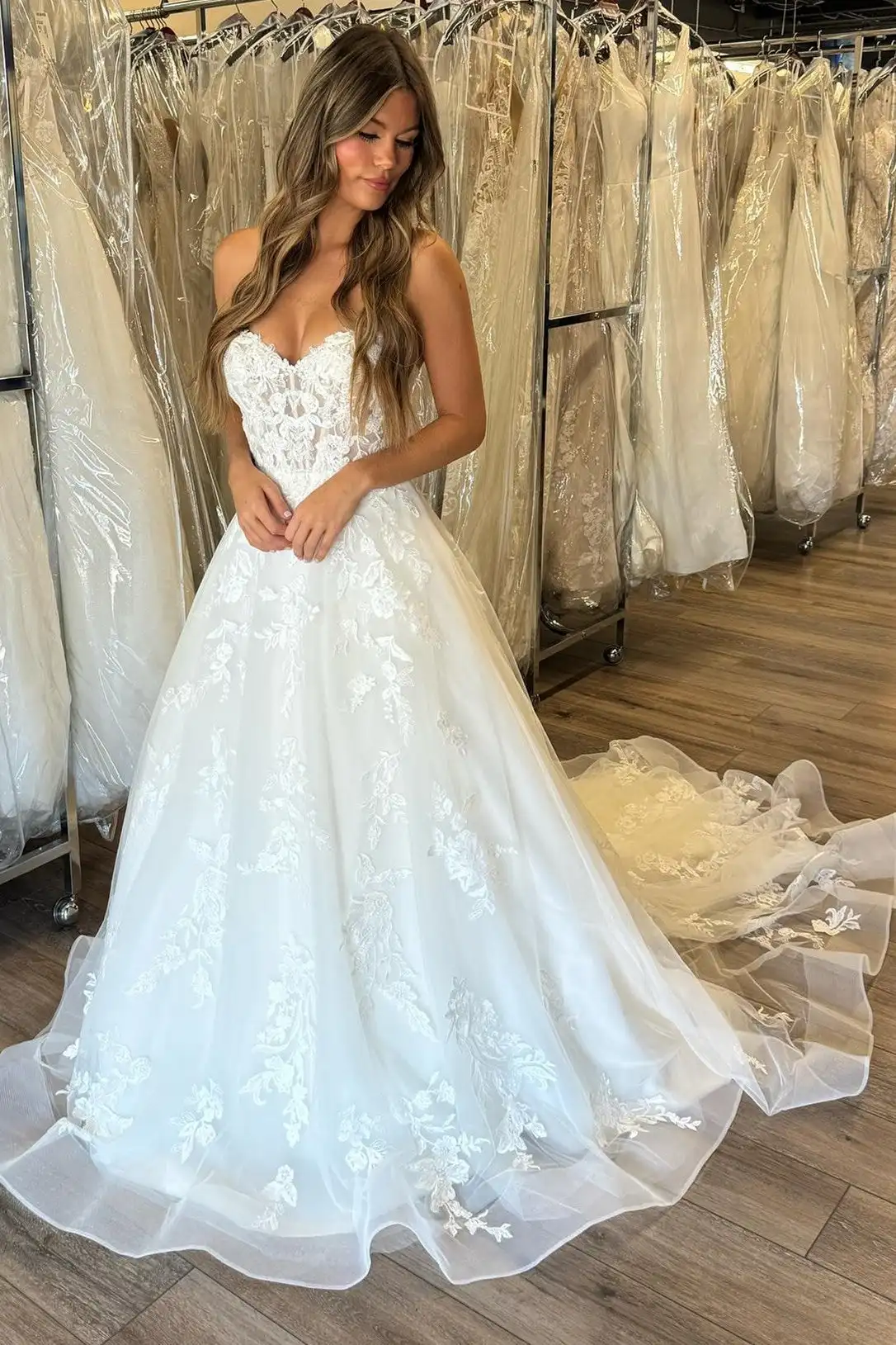 Customized A Line Women Wedding Dresses Appliques Court Train Bridal Gowns Formal Occasion robe de mariée