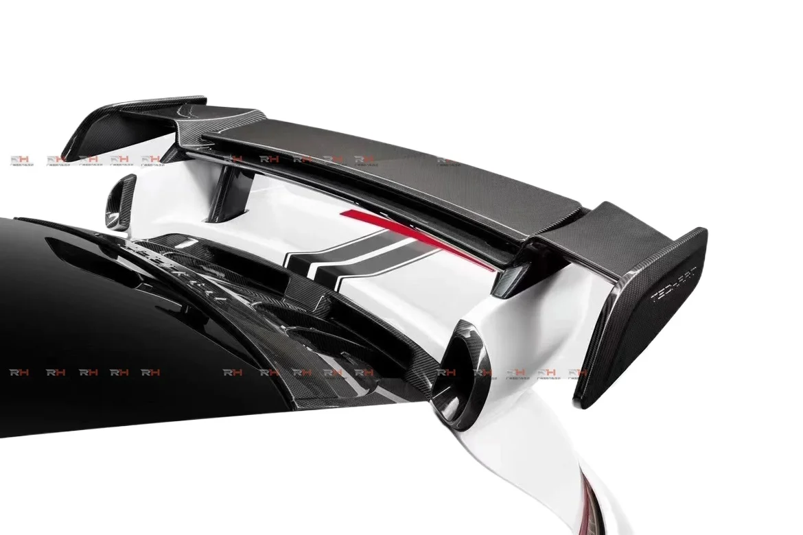 

20-23 Pors che 911 992 modified with Techart carbon fiber rear wing