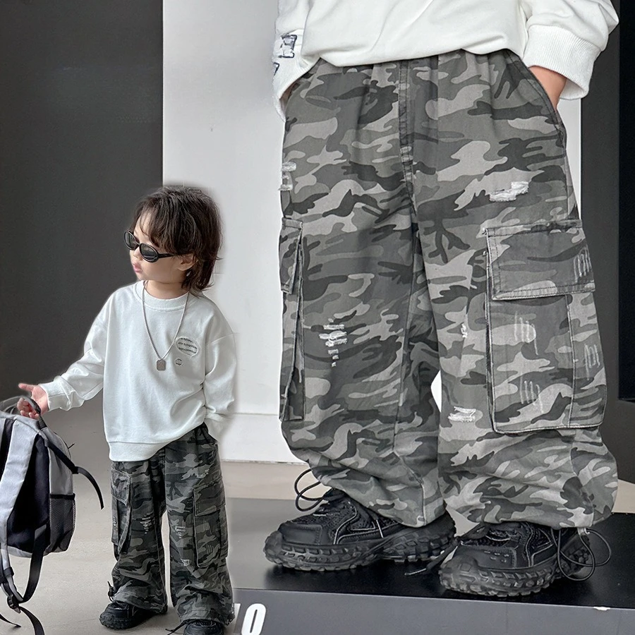 

Весенние свободные широкие брюки для мальчиков в корейском стиле, детская одежда, новинка 2026 года, модные камуфляжные перфорированные брюки-карго
