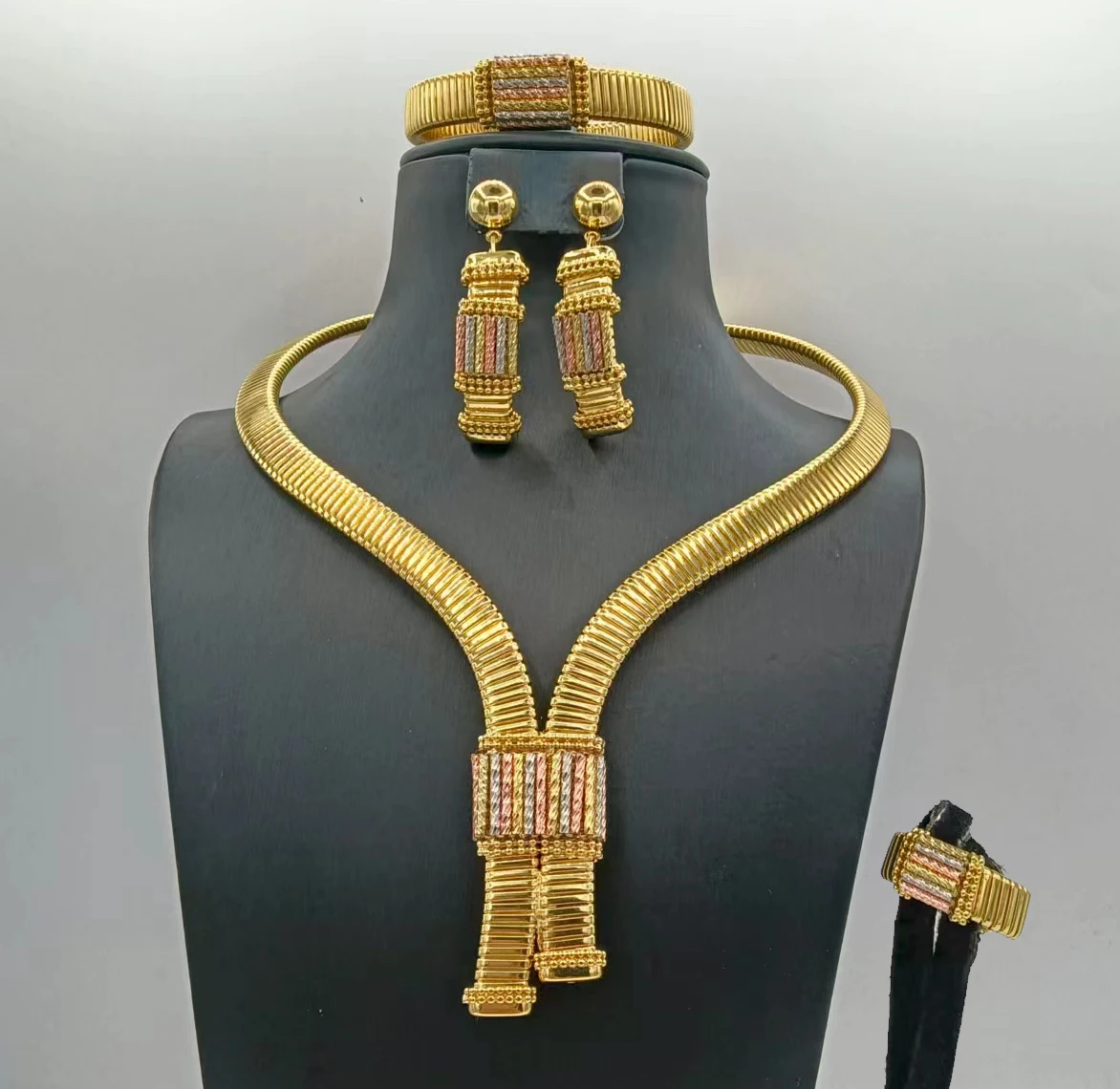 conjunto-de-joyeria-de-cadena-de-serpiente-chapada-en-oro-africano-de-dubai-collar-en-forma-de-v-pendientes-brazalete-y-anillo-para-mujer-nupcial-boda-declaracion-de-moda