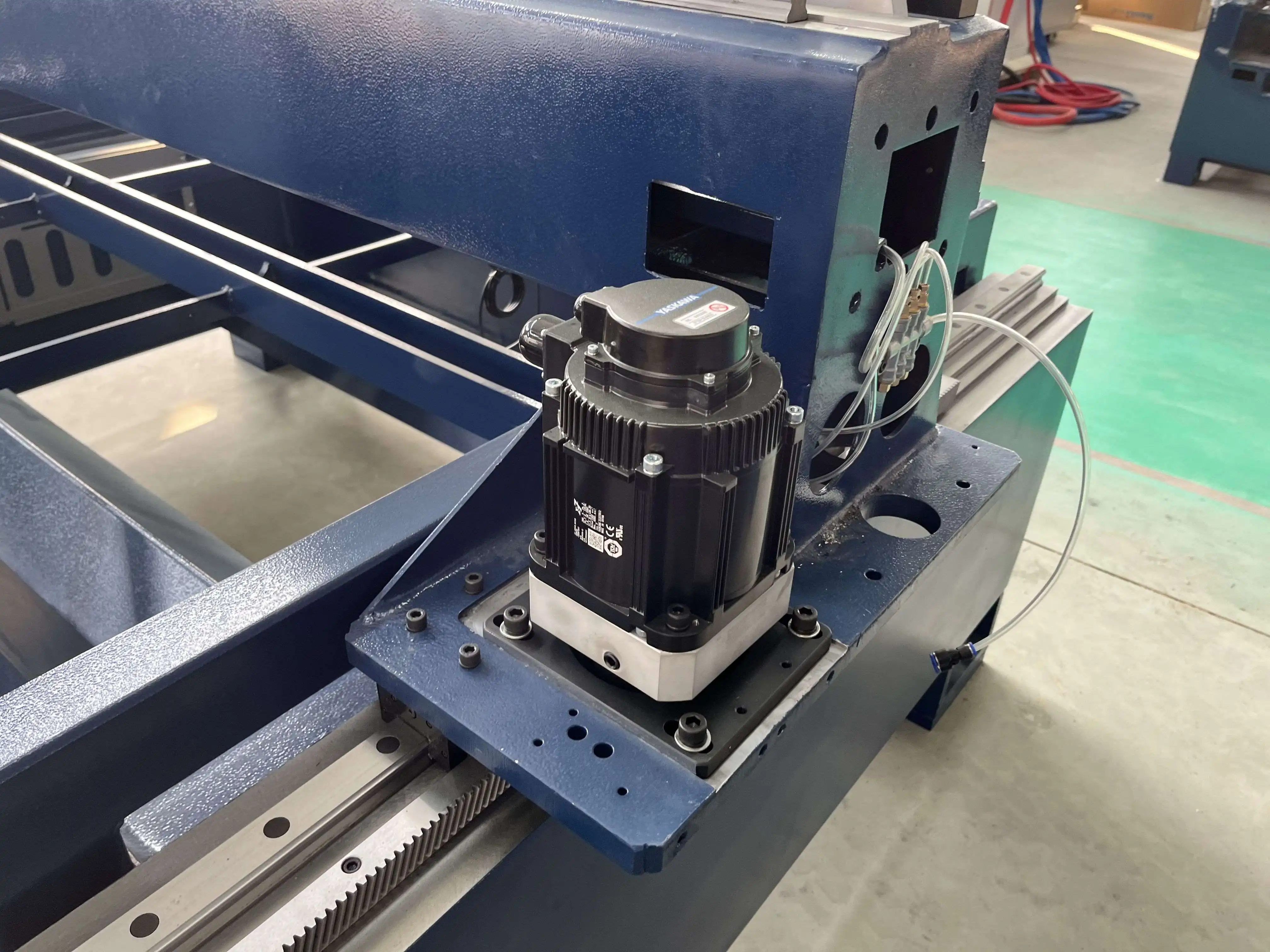 

Волоконный лазерный резак 3015 с автоматической системой управления защитным газом для оптимальной производительности резки на различных металлах