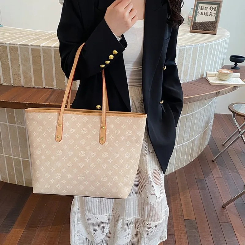 

Understated Diaper Bag with Simple Color Design Perfect for Both Father and Mother in Daily Life